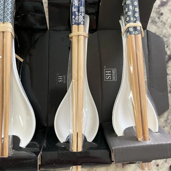 7 Elegant Blue and White Chopstick and Pho Spoon Sets - Picture 4 of 7